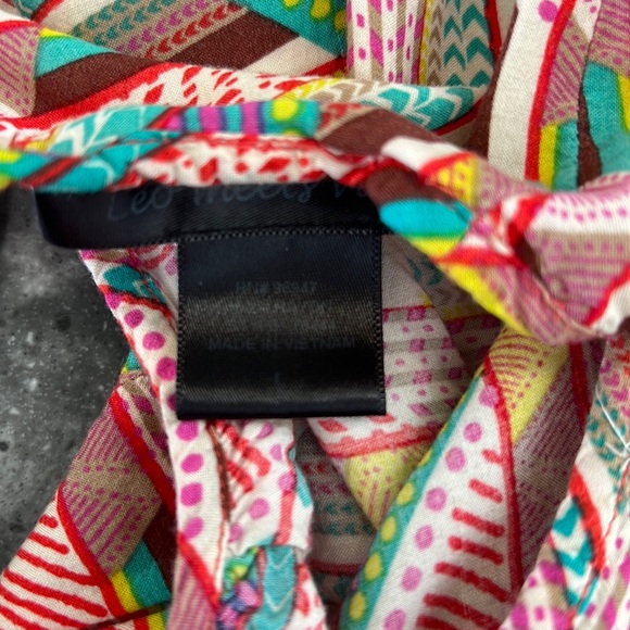 Cute top with interesting back detail - Picture 2 of 4